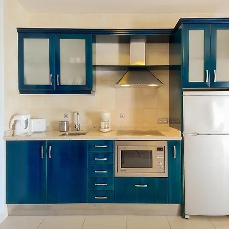 Impeccable 2-bed No 2 In Apartment *