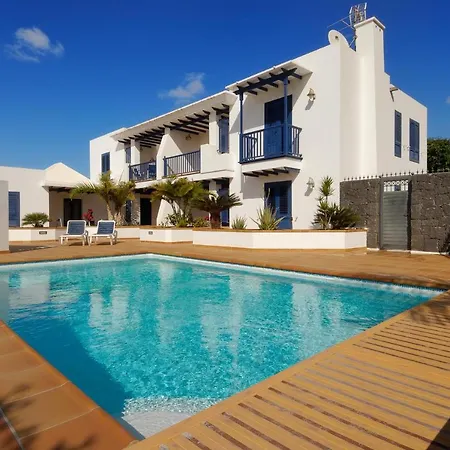 Impeccable 2-bed No 2 In Apartment *